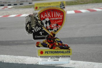 Trofeos con el logo de la empresa